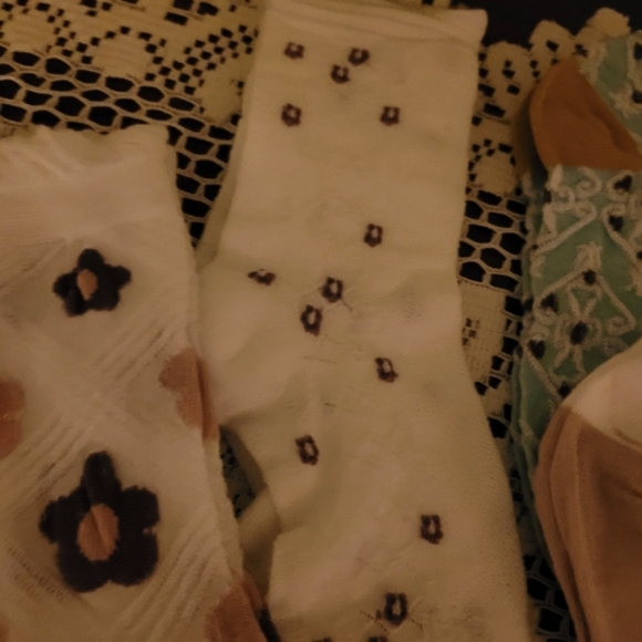 2 PAIRS OF SOCKS, FOOTIES AND ANKLETS - Picture 4 of 9